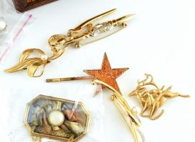 Vegyes bizsu bross, fülbevaló tétel. 8 db, kis fa ládikában