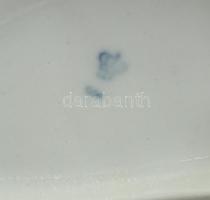 Rokokó jelenet, kézzel festett porcelán, jelzett, sérült. m: 24 cm