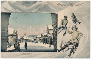 1913 Medgyes, Mediasch, Medias; Utca télen. Újévi üdvözlet szánkózókkal. Fritz Guggenberger / Prosit Neujahr / street in winter, New Year greeting with sledding people