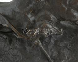 Osztrák szobrász, 1900 körül : Viaskodó szarvasok. Bronz, márvány talapzaton, jelezve a talpon: C. M...