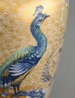 Kaiser porcelán pávás váza, részben kézzel festett, jelzett, kis kopásnyomokkal, m: 26,5 cm