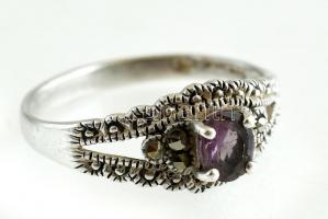 Ezüst(Ag) gyűrű lila kővel, jelzett, méret: 53, bruttó: 1,69 g