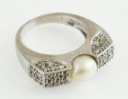Ezüst(Ag) gyűrű tenyésztett gyönggyel, jelzett, méret: 50, bruttó: 5,6 g