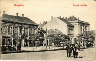 1911 Nagykőrös, Városi szálloda, gyógyszertár, dohány és szivarbolt, üzletek, piac (EK)