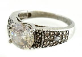 Ezüst(Ag) köves gyűrű, jelzett, méret: 51, bruttó: 3,8 g