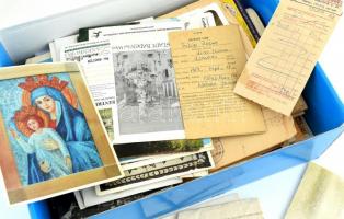 Nagy vegyes régi és modern papírrégiség tétel dobozban