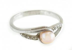 Ezüst(Ag) gyűrű tenyésztett gyönggyel, jelzett, méret: 56, bruttó: 2 g