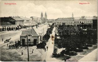 1913 Nyíregyháza, Megyeház tér, kisvasút és villamos megálló, Korányi gyógyszertára, Harsányi E. és Bodnár Pál üzlete (fl)