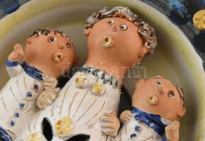 Kiss Roóz Ilona (1920-2010): Kórus, fali, mázas kerámia, kézzel festett, jelzett, hibátlan, d:28,5 c...