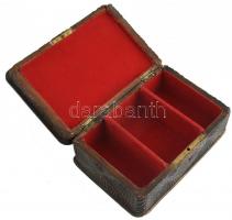 Régi faragott fa doboz, kulcs nélkül, kopásnyomokkal, 14×21×7 cm