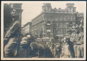 cca 1920 Budapest, Kodály körönd, virágot viselő katonák és villamos, 5,5×8,5 cm