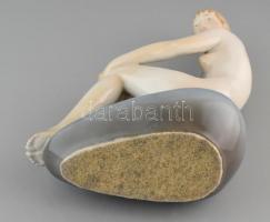 Zsolnay kavicson ülő nő, színesen festett porcelán, Jelzés nélkül, kopott, több helyen mázhibákkal, ...