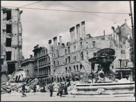 1945 Budapest, háborús károk a Kálvin téren, fotó Szendrő István (1908-2000) hagyatékából, jó állapotban, 17×22 cm