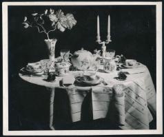 cca 1940 Szittner Ferenc üveg és porcelán szaküzlet, Budapest IV. Mária Valéria u. 1. reklámfotója (asztalon Herendi porcelánok), hátoldalon feliratozva és pecsételve, szép állapotban, 13×15,5 cm
