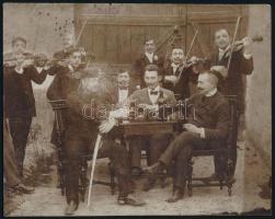 cca 1910 Mulatozó társaság cigányzenekarral, fotó kartonon, felületi karcolásokkal, 12×15 cm