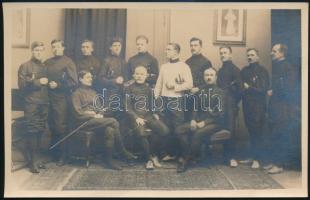 cca 1915 Nagyszebeni (Erdély) vívócsapat edzőkkel, fotó, 9×14 cm