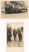 Beograd, Belgrade; - 2 db fotó képeslap: utca részlet, villamos bombázás után / 2 photo postcards: street view, tram after bombing