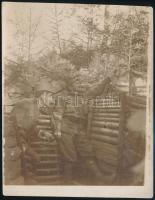 1917 A halált hozó gránátvető mellett, harctéri fotó, hátoldalon feliratozva, jó állapotban, 11,5×9 cm