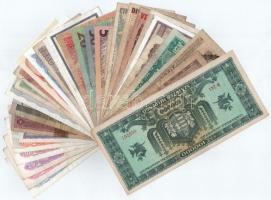 32db-os vegyes, főleg külföldi bankjegyből álló tétel, benne Spanyolország, Libanon, Argentína, Nigé...
