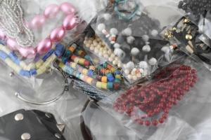 Óriás bizsu tétel: 138 db karkötő és 54 db nyaklánc, egyenként zacskózva, eladásra