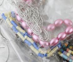 Óriás bizsu tétel: 138 db karkötő és 54 db nyaklánc, egyenként zacskózva, eladásra