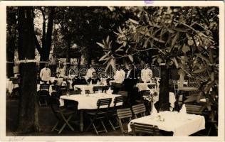 1938 Budapest XII. Wendl István Pacsirta vendéglője, étterem kertje pincérekkel. Kútvölgyi út 18.