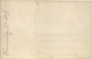 1918 Budapest II. Hűvösvölgy, Kortyolgatás a kútnál (EK)