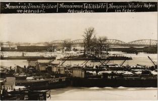 Komárom, Komárno; Téli kikötő februárban, gőzhajó és uszályok / Zimni Pristav vo februári / Winter Hafen im Feb. / winter harbor in February with steamship and barges. photo