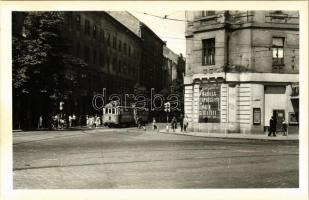 Budapest II. Margit körút, 15-ös villamos, mozi plakát Polonia Express és Ember született. photo