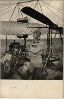 1917 Székely Mihály okl. pilóta, aki elsőnek kapta meg hazánkban polgár ember létére a tábori pilóta címet. A lev.-lapok eladásából származó tiszta haszon a nemzeti aviatikus alap javára fordíttatik / Hungarian pilot + 1917 Budapest Hadirepülőgép Kiállítás So. Stpl.