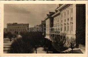 1935 Kismarton, Eisenstadt; Eszterházy kastély és Népbank / Schloss, Nationalbank / castle, bank