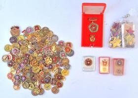 ~1970-1980. 176db-os Szocialista Brigád kitüntető jelvény tétel, mellette egy kisebb zacskónyi Kiváló Dolgozó T:vegyes