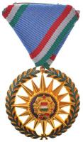 1976. Szocialista Magyarországért Érdemrend aranyozott, zománcozott Br kitüntetés mellszalaggal, Állami Pénzverő Budapest műanyag tasakban. Az érdemrend jelvényét Csúcs Viktória (1934- ) tervezte. T:1  Hungary 1976. Order of Merit for the Socialist Hungary gilt, enamelled Br decoration on ribbon. The badge of the order designed by Viktória Csúcs (1934- ) C:UNC NMK: 715.