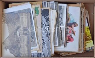 Kb 300 db főleg régi képeslap sok érdekességgel: nagyrészt motívum és üdvözlő lapok jobbakkal, kevés...