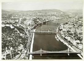 Budapest (képekben). Bp., 1970, Képzőművészeti Alap Kiadóvállalata. Kiadói textil borítású karton ma...