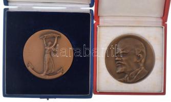 1967. Lenin arcképet ábrázoló egyoldalas bronz plakett, hátoldalon gravírozva A N.O.SZ. FORR. 50. ÉVFORDULÓJA EMLÉKÉRE - ÁLLAMI PÉNZVERŐ PÁRTSZERVEZETE, eredeti tokban (69mm) + 1977. A Szabadság szobrot ábrázoló kétoldalas, bronz emlékérem, hátoldalán gravírozva III. VASUTAS ÚJÍTÓK ÉS FELTALÁLÓK KIÁLLÍTÁSA 77 - III. DÍJ kétoldalas, bronz emlékérem, eredeti tokban (70mm) T:1-,2