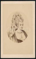 cca 1865 Nő fedetlen kebellel, metszetről készített keményhátú fotó, 10,5×6,5 cm