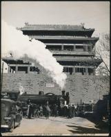 1938 Peking, gőzmozdony a Tiltott Város Ha-Ta-Men kapuja előtt, pecséttel jelzett, feliratozott fotó (Japan Photo Library), 23x18,5 cm / Peking (Beijing), locomotive at the Ha-Ta-Men gate of the Forbidden City, vintage photo, 23x18.5 cm