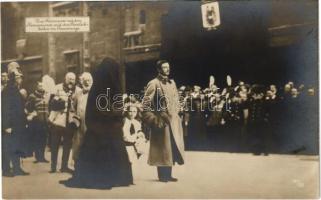 1916 Das Kaiserpaar mit dem Kronprinzen und den Fürslichkeiten im Trauerzuge / IV. Károly, Zita és Ottó nemesekkel Ferenc József temetésén / Funeral of Franz Joseph I of Austria. The imperial couple with the crown prince and nobles in the funeral procession