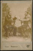 1908 Kártyázó férfiak, keményhátú fotó, 10,5×6,5 cm