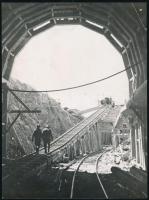 cca 1939 Vasúti alagút építése az amerikai Southern Pacific vasúthálózat vonalán, 2 db pecséttel jelzett, feliratozott fotó, saroktöréssel, 22x16,5 cm és 18x13 cm / Tunnel construction on a Southern Pacific railroad line, 2 vintage photos, 22x16.5 cm and 18x13 cm