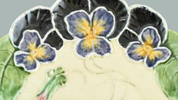 Szecessziós körmöcbányai fajansz dísz tányér készlet 6+1 db. Jelzett, kisebb mázsérülésekkel. d: 17 ...