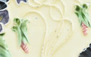 Szecessziós körmöcbányai fajansz dísz tányér készlet 6+1 db. Jelzett, kisebb mázsérülésekkel. d: 17 ...