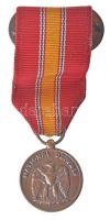 Amerikai Egyesült Államok 1953. Nemzeti Védelmi Érem modern bronz kitüntetés miniatűr mellszalagon (32mm) T:1- USA 1953. National Defense Service Medal bronze decoration miniature with ribbon (32mm) C:AU