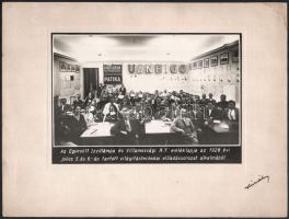 1928 Az Egyesült Izzólámpa és Villamossági RT. emléklapja az 1928. évi világítástechnikai előadássorozat alkalmáéból fotó, háttérben reklámokkal 22x14 cm Kartonon
