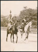 Horthy Miklós és Baden Powell A cserkészet megalapítója lovagol a várban. 22x16 cm