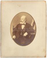 Finály Henrik (1825-1898) klasszika-filológus tanár nagy mérető fényképe. Klösz György pecséttel jelzett. Ovális paszpartuban. Fotó 27x21 cm, karton 47x39 cm Kis sérüléssel