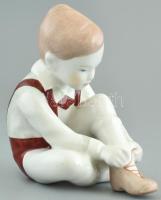 Aquincum cipőfűző fiú . Kézzel festett porcelán. Kopott. Jelzett. m: 11 cm