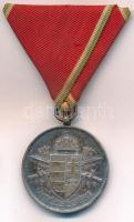 1939. "Magyar Kis Ezüst Vitézségi Érem" ezüstözött bronz kitüntetés mellszalaggal, fémjel ...