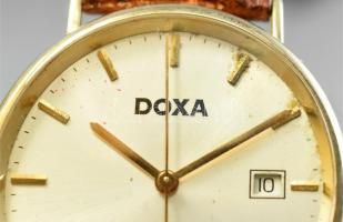 Arany (Au/14k) DOXA 1000.50 analóg kijelzős, dátumfunkciós, quartz férfi karóra, barna bőr szíjjal. ...